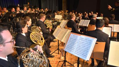 Bild: jr
Mehr als zwei Stunden lang begeisterte das 55-köpfige Marinemusikkorps Wilhelmshaven, Leitung Matthias Prock, im Tirschenreuther Kettelerhaus und nahmen die Besucher mit auf eine gut zweistündige musikalische Reise.