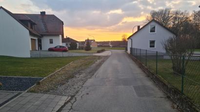 Bild: sne
Das Feld neben der Straße soll abgesenkt werden, um Wasser von der Straße in Pechhof zu leiten.