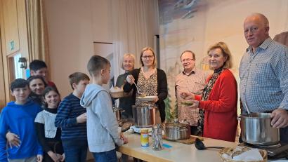 Bild: gis/exb
Das Fastensuppen-Essen im Pfarrsaal in Fichtelberg kam gut an.
