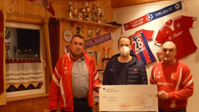 Bild: FC-Bayern-Fanclub Kemnath/exb
Eine Spende in Höhe von 1000 Euro überreichten Rainer Kische (rechts), Vorsitzender des FC-Bayern-Fanclubs, und Kassier Klaus Fiebig (links) an Ulrich Ott, den Vater des erkrankten Jungen.