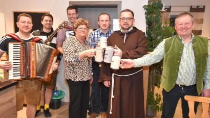 Bild: no
Von links: Die Musikanten "Stodlbrenna" stoßen mit Sportheimwirtin Ulrike Heldrich, Martin Luber als 1. SVI-Vorsitzenden, Starkbierredner Andreas "Hobbo" Royer und dem stellvertretende SVI-Vorsitzende Werner Englhard auf ein überaus gut gelungenes und amüsantes Bockbierfest an.