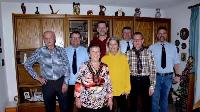 Bild: ds
Katharina Rubein (Dritte von links) an ihrem 90. Geburtstag zusammen mit Lebenspartner Michael Leisner, Kommandant Daniel Lobewein, Bürgermeister Roman Berr, Tochter Christiane Pöschl, Beisitzer Mathias Schuhmann, Schwiegersohn Uwe Pöschl und Vorstand Gerd Ertel (von links).