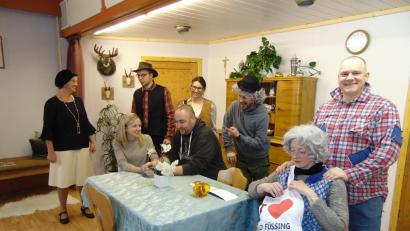 Bild: fnk
Die Akteure der Theatergruppe des FC Großalbershof bei der Generalprobe auf der Bühne im Gasthof Heldrich am Forsthof zum ländlichen Dreiakter „Onkel Joe aus Idaho“ aus der Feder von Humorist Toni Lauerer. Wenn den Zuschauern die Aufführungen genau soviel Spaß bereiten wie den Darstellern bei den Proben, ist ein Erfolg vorprogrammiert.