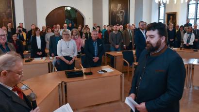Bild: Stephan Huber
Gerd Geismann (links) nahm als ältestes Mitglied des Sulzbach-Rosenberger Stadtrates den Diensteid des neuen Bürgermeister Stefan Frank (CSU) ab. Der Rathaussaal war proppenvoll mit Stadträten, Mitarbeitern der Verwaltung, Ehrengästen sowie Dutzenden interessierten Bürgern.