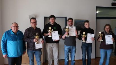 Bild: exb/Bernhard Hoppen
Die Erstplatzierten der Meisterschaft im Blitzschach. Bernhard Hoppen (links) überreichte Thomas Brunner (Dritter von links) den Siegerpokal.