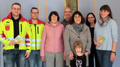 Bild: exb; Theatergruppe Kirchenthumbach/Gabi Strauß
Was die Theatergruppe neben ihren Auftritten noch auszeichnet, ist ihre Spendenfreudigkeit. So überreichen Margit Steger und Gabi Strauß (Dritte und fünfte von links) von der Theatergruppe jeweils 350 Euro an First Responder (Marco Fraunholz, Kevin Goss, von links), an den Förderkreis der Grund- und Mittelschule (Lothar Thumbeck, vierter von links) sowie an das Kinderhaus St. Elisabeth (Daniela Dimler und Bernadette Albersdorfer, von rechts).