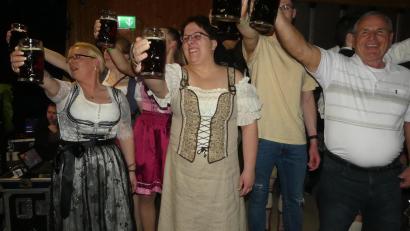 Bild: rn
Das Maßkrugstemmen begleiten stets lautstarke Durchhalteparolen.