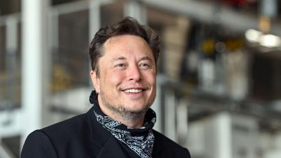 Bild: Patrick Pleul/dpa-Zentralbild/dpa
Elon Musk bei seinem letzten Besuch in der Tesla Gigafactory in Grünheide vor rund vier Monaten.