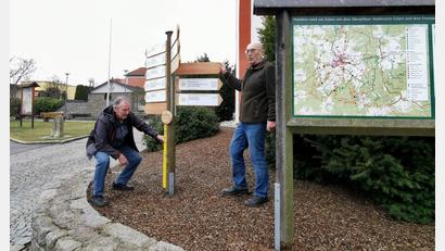 Bild: gz
OWV-Vorsitzender Frischmannn und Markierungswart Walter Goldberg montieren witterungsbeständige und langlebige Alu-Dibond-Wegweiser.