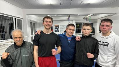 Bild: mzi
Die Amberger Boxer überzeugten in Zwickau: (von links) Trainer Ahmet Göksu, der glückliche Sieger Christian Schröder nach seinem ersten Kampf, Trainer Eduard Hermann, Valentin Wasiliew und Daniel Belz.