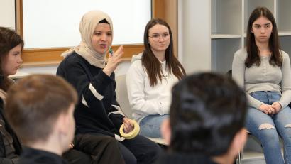 Bild: peg
Seda Colek (mit Kopftuch) legt großen Wert auf Multiperspektivität, wenn sie Wirtschaftsschülern den Konflikt im Nahen Osten erläutert.