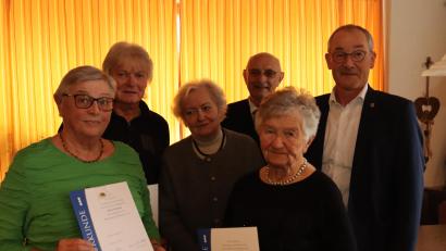 Bild: mrr
VdK-Ortsverbandsvorsitzender Josef Niebler (Vierter von links) gratuliert zusammen mit Bürgermeister Erwin Geitner (rechts) und VdK-Kreisvorsitzender Marianne Kies-Baldasty (Dritte von links) den Geehrten (von links) Rosa Niebler, Wolfgang Ott und Johanna Breitkopf.