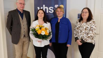 Bild: do
Gute Zusammenarbeit mit der neuen OGS-Koordinatorin Katharina Bormann-Fox (mit Blumenstrauß) wünschen VHS-Vorsitzende Cornelia Spies (von rechts), VHS-Geschäftsführerin Angelika Denk und Schulleiter Harald Olschner.