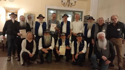 Bild: Preuß/exb
Zahlreiche Mitglieder wurden für langjährige Treue zum Ostbayerischen Bart- und Schnauzerclub geehrt.