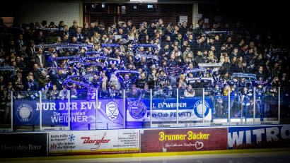 Bild: Tobias Neubert
Der Fanclub Penalty ist natürlich auch im Weidener Eisstadion immer stark vertreten. Einige gehen auc h mit den Devils auf Reisen.