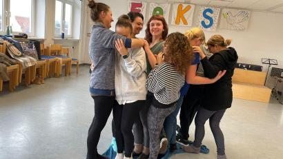 Bild: Jenny Kaiser/exb
Bei den praktischen Übungen wie hier ein gruppendynamisches Spiel geht es mitunter turbulent zu. Die Ausbildung zur Erzieherin in Teilzeit ist jedoch nicht mit links zu schaffen. Gutes Zeitmanagement ist Voraussetzung. Der erste Jahrgang dieser oberpfalzweit einzigen Studienvariante in Teilzeit an der Caritas-Fachakademie für Sozialpädagogik in Weiden geht hoch motiviert in die Prüfungen.
