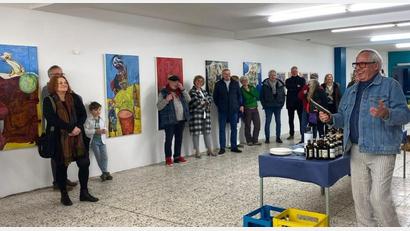 Bild: Cleo Gehlke/exb
Künstler Jürgen Huber freut sich, dass so viele Gäste zur Vernissage in der neuen "Zukunftswerkstatt Schönsee" gekommen sind.