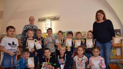 Bild: wku
Die Vorschulkinder mit ihren Urkunden und Büchereileiterin Maria Klobes-Martin und Kindergärtnerin Manuela Fischer (rechts)
