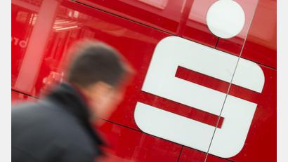 Symbolbild: Julian Stratenschulte/dpa
Statt ihre Überschüsse in Form höherer Zinsen auf Tagesgelder an ihre Kunden weiterzugeben, stecken die Sparkassen ihre Gewinne in die Risikovorsorge.