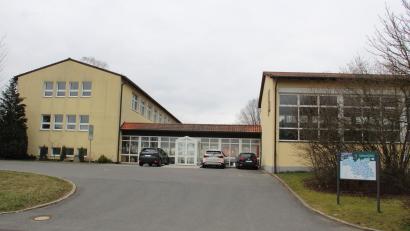 Bild: prh
Für die Ganztagsbetreuung soll die Püchersreuther Grundschule umgebaut werden. Für die Planung sind heuer 20.000 Euro veranschlagt, weitere 50.000 Euro sowie 450.000 Euro für die Umsetzung im nächsten Jahr. Fördergelder werden in Höhe von 250.000 Euro erwartet.