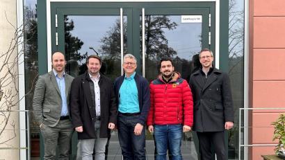 Bild: Monika Beranek/exb
Sie helfen den Schülern der Berufsschule zur sonderpädagogischen Förderung St. Marien im "Haus des Guten Hirten" in Schwandorf bei ihren Bewerbungen: (von links) Christian Blaß, Florian Spiegler, Tobias Mandl (Schulleitung), Felix Fischer, Josef Ebnet (Leiter der IHK-Geschäftsstelle Schwandorf).