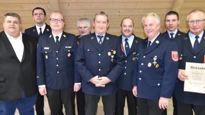 Bild: no
Ehrungen und Verabschiedungen (von links): Bürgermeister Dieter Dehling, Kommandant Thorsten Jobst, Kreisbrandrat Christof Strobl, Kreisbrandinspektor Hans Sperber, Manfred Koller (Verabschiedung als Maschinist), Georg Graf (Verabschiedung 35 Jahre Atemschutzträger), Manfred Herbst (Verabschiedung über 40 Jahre Atemschutzträger), Vorsitzender Michael Maderer und Herbert Vinzens (Ehrung für 60 Jahre Mitgliedschaft)