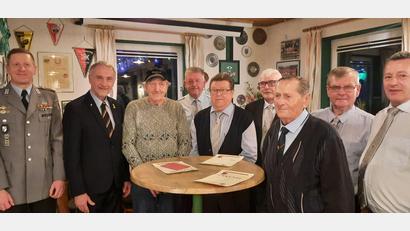 Bild: oe
Die langjährigen RK-Mitglieder Alfons Ströhl (Dritter von links), Alfons Graml (Fünfter von links) und Nikolaus Ludwig (Dritter von rechts) werden geehrt. Ihnen gratulieren Oberstabsfeldwebel Günter Hölldobler (links) von der Pateneinheit, Kreisgruppenvorsitzender Bertram Gebhard (Zweiter von links) und. Vorsitzender Peter Friedrichs (Zweiter von rechts).