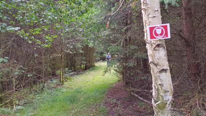 Bild: Hladik
Ein Weinglas auf rotem Grund markiert die Wegstrecke auf dem "Glasschleifererweg" durch den Osten im Landkreis Neustadt/WN.