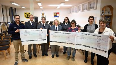 Bild: sak
Die Werkvolkkapelle (WVK) Schlicht übergibt Spenden aus dem Erlös ihres Adventskonzerts (von links): Niklas Obermeier (Helfer vor Ort), Andreas Kredler (WVK), Anja Bauer (WVK), Barbara Streit (WVK), Sabine Kredler (WVK), Sonja Schnellinger (Kindergarten St. Martin Schlicht), Melanie Dietrich (Lebenshilfe AS) und Katrin Panek (Lebenshilfe AS).