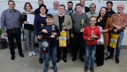 Bild: do
Die Jahreshauptversammlung verbinden die Eschenbacher Kleintierzüchter mit der Ehrung der Champions 2023. Unser Bild zeigt die Vereinsmeister und Sieger bei Ausstellungen auf Bundes-, Landes- und Bezirksebene mit Bürgermeister Marcus Gradl (links)