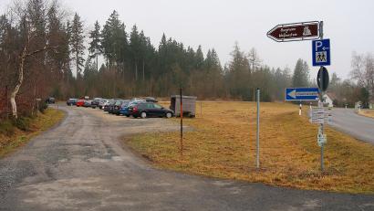 Bild: bsc
Der Wanderparkplatz Weißenstein bei Hohenhard zählt zu den beliebtesten Ausgangspunkten im Naturpark Steinwald.