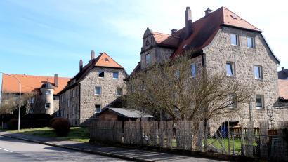 Bild: le
Die Anwesen der Baugenossenschaft „Eigenheim“ in Hardtheim wurden vor rund 100 Jahren aus Flossenbürger Granit gebaut und prägen heute noch das Ortsbild des Ortsteils.