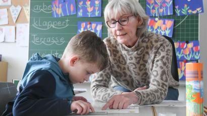 Bild: Gabi Schönberger
Vorschüler Liam (links) meistert mit Lehrerin Helga Wolframs einen kleinen Test zur Schuleinschreibung.