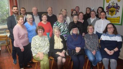 Bild: fz
An viele Hilfsorganisationen gingen 33.740 Euro von der Aktion "Adventslicht". Das Geld hat Renate Freuding-Spindler (sitzend, Zweite von links) verteilt.