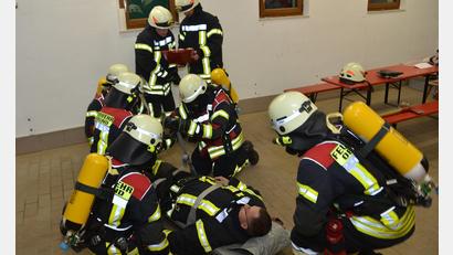 Bild: dob
Der neue Atemschutztrupp der Oberlinder Feuerwehr ist laufend am Üben. Nur so kann im Ernstfall auch problemlos ein Rettungseinsatz im dichten Qualm und Rauch gelingen.