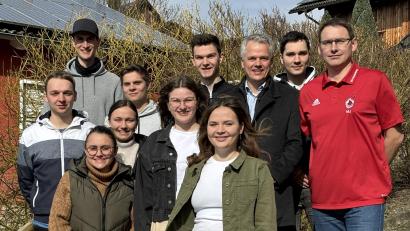 Bild: cro
Gut gelaunt geht der neue Vorstand um Tabea Meiler (vorne, Vierte von rechts ) die nächste zweijährige Amtszeit der TSV-Vereinsjugend an. Bürgermeister Thomas Meiler und Zweiter TSV-Vorsitzenden Michael Jung beglückwünschen das Führungsteam zur Wahl.
