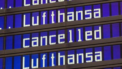 Bild: Peter Kneffel/dpa/Symbolbild
Anzeigentafeln zeigen „cancelled“ und „Lufthansa“ am Flughafen München an.