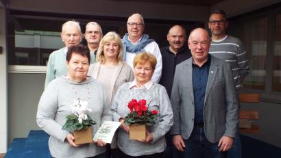 Bild: e
Die Siedlergemeinschaft Kümmersbrucker Heide zeichnet langjährige Mitglieder aus (vorn, von links): Vorsitzende Liesbeth Schnaus, Christa Schleicher und Bürgermeister Roland Strehl; hinten (von links): Gerhard Leitl, Ernst Hoffmann, die Ehefrau von Siegfried Allmeier, Klaus Bleisteiner als Vertreter des Kreisverbands, Matthias Klann und Erich Piehler.