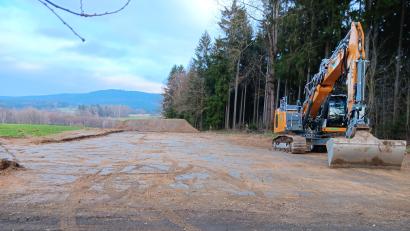 Bild: as
Bei Ernestgrün ist direkt an der Staatsstraße von Bad Neualbenreuth nach Wondreb ein großes Areal planiert worden. Hier wird aber nichts gebaut. Es handelt sich um ein Zwischenlager für Erdaushub.