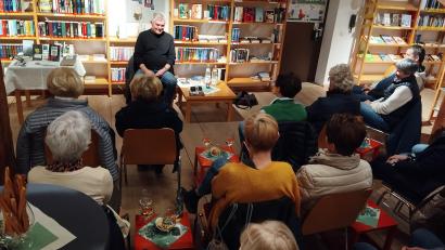 Bild: Stadtbücherei Waldsassen/exb
Autor Raimund Mader las in der Stadtbücherei Waldsassen aus seinem neuesten Krimi „Engel und der Fluch des Golem“ vor.