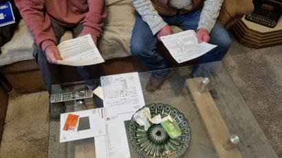 Bild: Sonja Kaute
Papierkram statt gepflegter Freundschaft: Karl Scherer (69, rechts) kümmert sich seit Januar notgedrungen um einen jahrzehntelangen Freund. Der 81-Jährige ist zum Pflegefall geworden, hat keine Angehörigen, bezieht Grundsicherung und kann sich nicht selbst um die Organisation seiner Pflege kümmern. Fälle wie diesen gibt es immer häufiger.