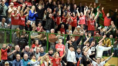 Archivbild: Hubert Ziegler
Tollhaus Krötenseehalle: Die Fans des HC Sulzbach bejubelten Ende November des vergangenen Jahres den 36:32-Erfolg ihres Teams im Bezirksoberliga-Derby gegen die HG Amberg. Das Rückspiel steht nun am Samstagabend in der GMG-Dreifachhalle in Amberg an.