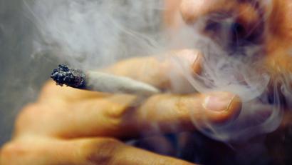 Symbolbild: Daniel Karmann/dpa
Cannabis auf Rezept gibt es schon länger, viele Fälle beschäftigen dennoch die Justiz, insbesondere wenn Konsumenten beispielsweise nach einem Joint mit dem Auto fahren..