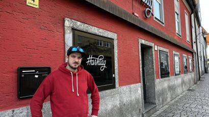 Bild: Leon Karwath
"Hashtag"-Betreiber Daniel "Daniko" Zienert vor seinem Lokal. Aufgrund vieler Polizeieinsätze im Zusammenhang mit der Diskothek müsste er um 2.30 Uhr zusperren.
