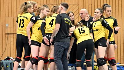 Bild: Hubert Ziegler
Die Volleyballdamen des SV Hahnbach schören sich auf den Doppelspieltag ein.