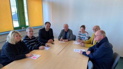 Bild: Wolfgang Roggenhofer/exb
Die Elternbeiträge für die Kindergärten in der Gemeinde Kümmersbruck werden angehoben. Dieser Schritt wird bei einer Gesprächsrunde im Rathaus besprochen (von links): Claudia Reinisch (Kindergarten St. Nikolaus, Theuern), Michael Hopke (Kirchenverwaltung Theuern), Michael Trummer (Caritasverband Amberg-Sulzbach), Bürgermeister Roland Strehl, Carina Dengler (Gemeinde Kümmersbruck), Alois Schwanzl und Pfarrer Wolfgang Bauer (Kirchenverwaltung Kümmersbruck).