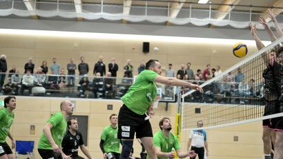 Bild: Hubert Ziegler
Der Angriff von Johannes Brunner (vorne) wird von den Teamkollegen beobachtet. Im letzten Saisonheimspiel empfängt der VC DJK Amberg den VSV Oelsnitz.