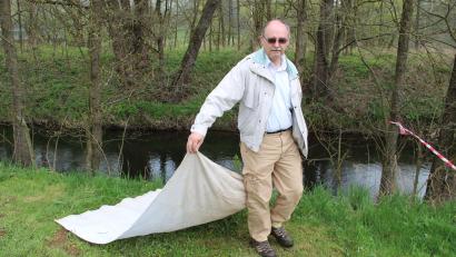 Archivbild: Uli Piehler
Gerhard Dobler im Außeneinsatz auf der Jagd nach Zecken für die Forschung. Er streicht dabei mit haarigen Baumwolltüchern über die Bodenvegetation. Zecken empfinden das so, als ob ein Tier oder ein Mensch vorbei kommen würde und klammern sich an den Tüchern fest, weil sie glauben, das sei ein Fell.