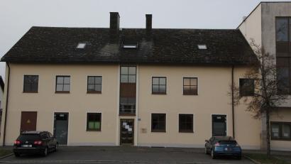 Bild: kro
Ins Dachgeschoss dieses Hauses in der Tirschenreuther Bahnhofstraße sollen zehn minderjährige Flüchtlinge einziehen.