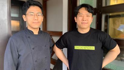 Bild: Stefanie Roth
Die Brüder Hoyjoon (links) und Huije Jung betreiben das Chickenpickin' in Grafenwöhr. Erstmals arbeiten die Koreaner beruflich zusammen.